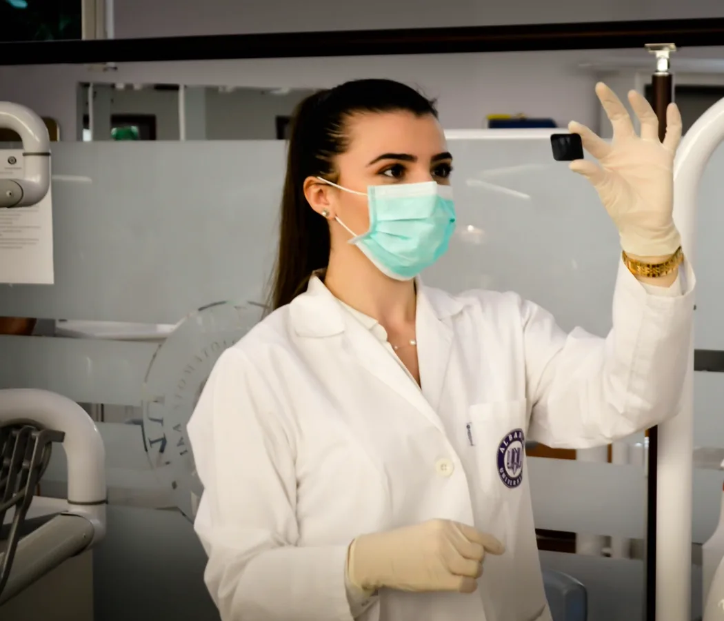 Assistente dentária a observar uma radiografia (foto de amostra)