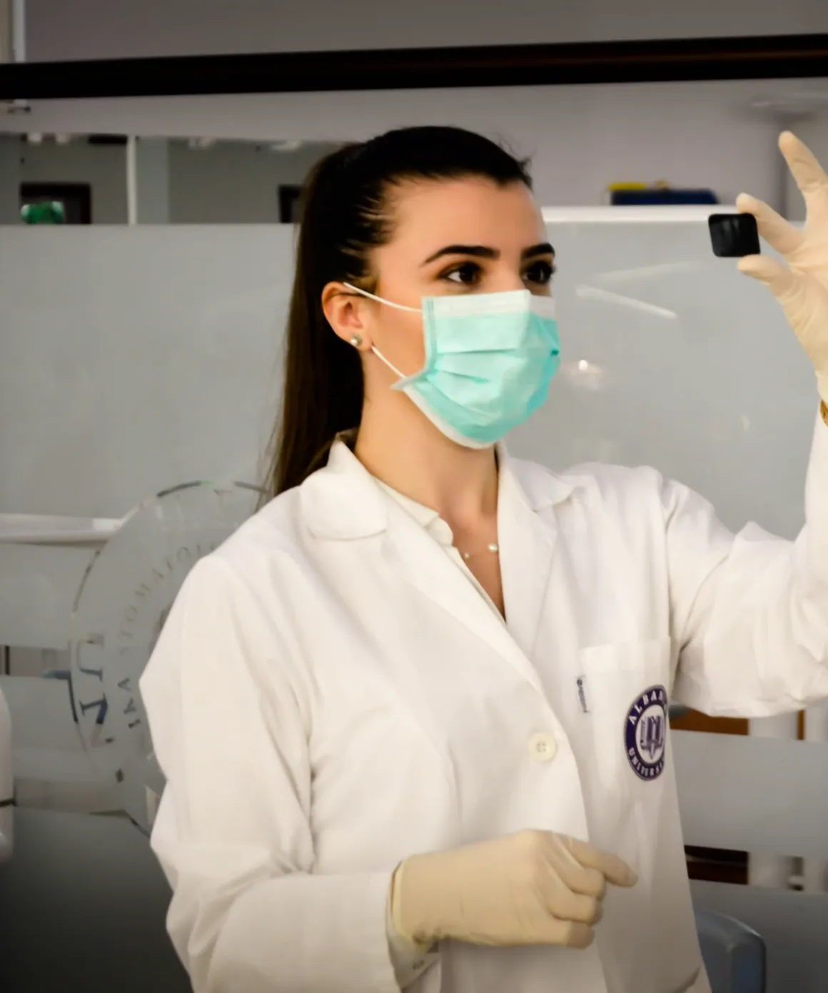 Assistente dentária a observar uma radiografia